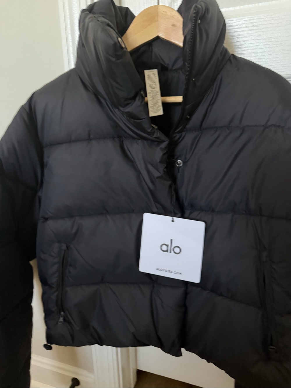 ALO Yoga Gold Rush black Cropped Puffer NWT - Picture 9 of 14